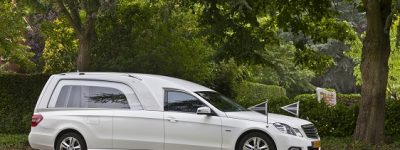 Rouwauto-Mercedes-wit Rouwauto-Mercedes-wit